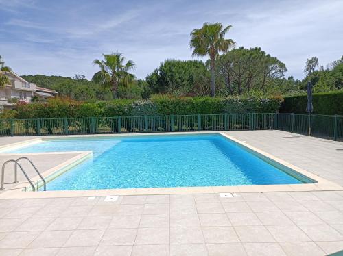 une piscine avec de l'eau bleue dans une cour dans l'établissement Havre de paix, à Fréjus