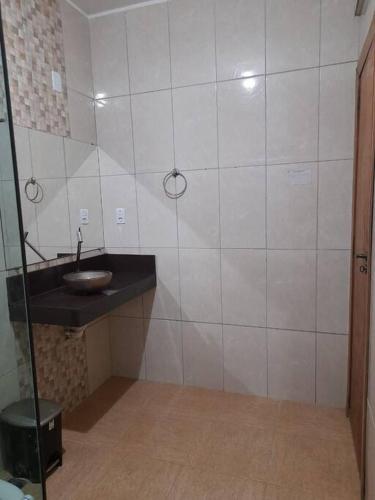 Bilik mandi di Casa com piscina em Esmeraldas MG