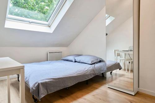 une chambre blanche avec un lit et une fenêtre dans l'établissement La pépite Lilloise, à Lille