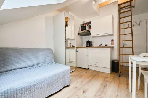 une petite chambre avec un lit et une cuisine dans l'établissement La pépite Lilloise, à Lille