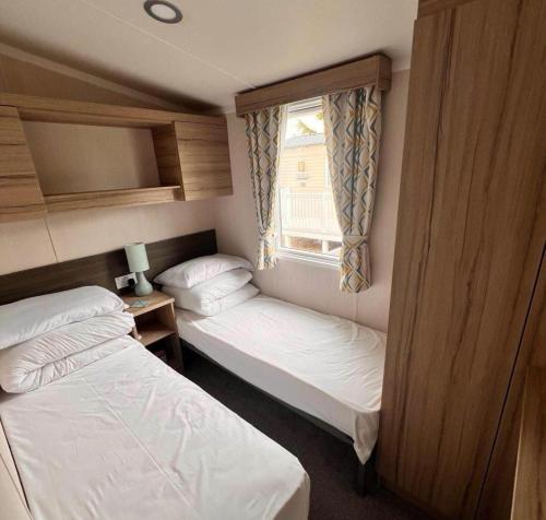 Postel nebo postele na pokoji v ubytování Rockley Park in Poole static caravan