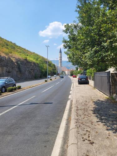 eine leere Straße mit am Straßenrand geparkt in der Unterkunft Apartment Anis in Mostar