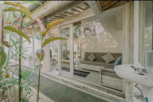 a bathroom with a sink and a large mirror at Villa Ramara in Munggu