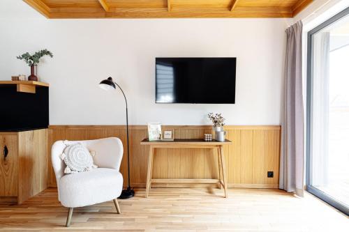 TV a/nebo společenská místnost v ubytování White Hills - LoftAffair Spa Collection