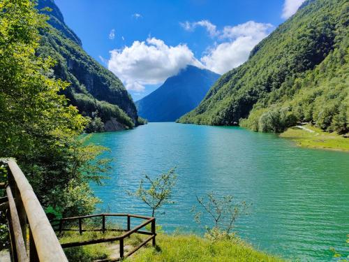 a view of a lake in a valley with mountains at Agriturismo La Casa Nei Boschi in Colderù
