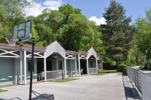 a basketball hoop in front of a building at Gästedorf Waldheimat in Langenwang