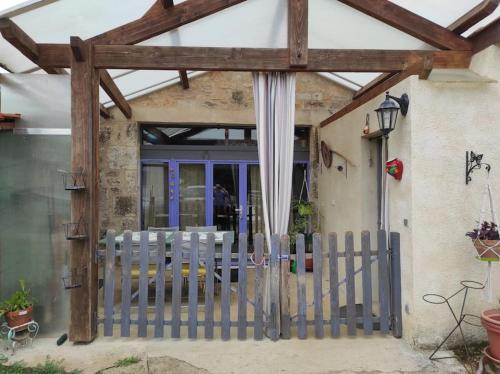 une porte en bois devant une maison dans l'établissement Maison sur le causse du Quercy Lot 46, à Cremps