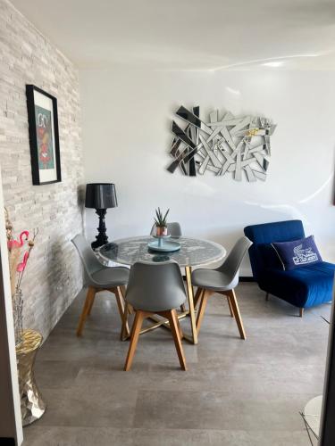 une salle à manger avec une table et des chaises dans l'établissement Escale urbaine studio Rennes, à Rennes