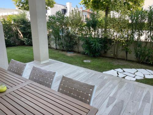 Κήπος έξω από το Le Village Tropezien
