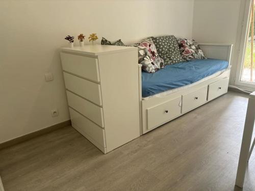 une chambre avec un lit et une commode dans l'établissement Studio cosy avec jardin proche lac et métro, à Créteil