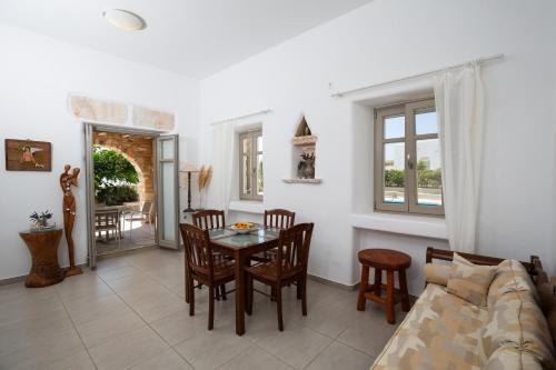 Ruang duduk di Golden Sea Villas