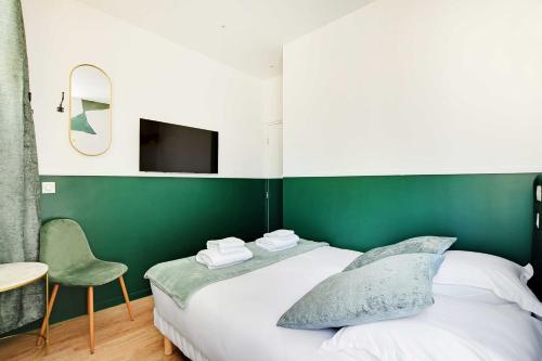 - une chambre verte et blanche avec un lit et une table dans l'établissement Cosy Cocoon for 2P with A-C - Near Montmartre, à Paris