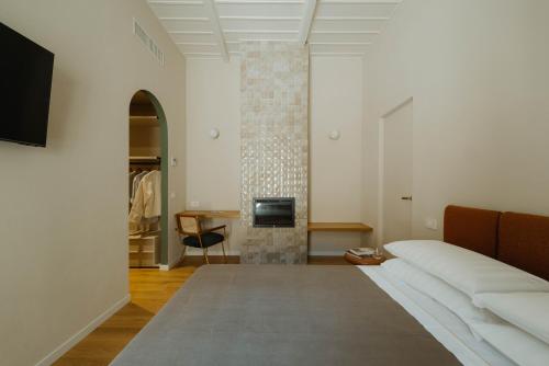 uma sala de estar com um sofá e uma lareira em Restart Accommodations Rome em Roma