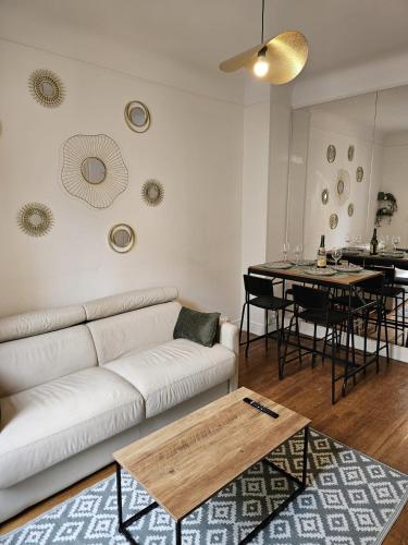 un salon avec un canapé blanc et une table dans l'établissement Beautiful 1 Bedroom Flat in Paris 17th, à Paris