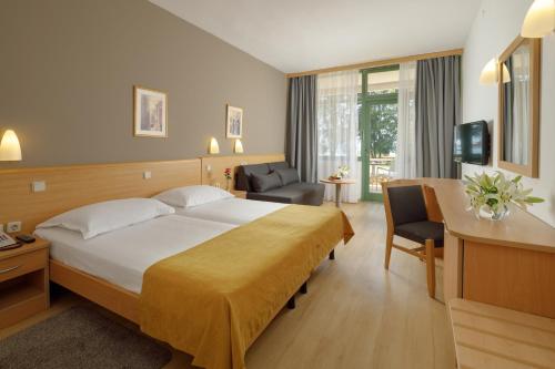 Postel nebo postele na pokoji v ubytování Hotel Aurora Plava Laguna