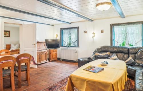 Μια τηλεόραση ή/και κέντρο ψυχαγωγίας στο Lovely Apartment In Dagebüll With Wifi