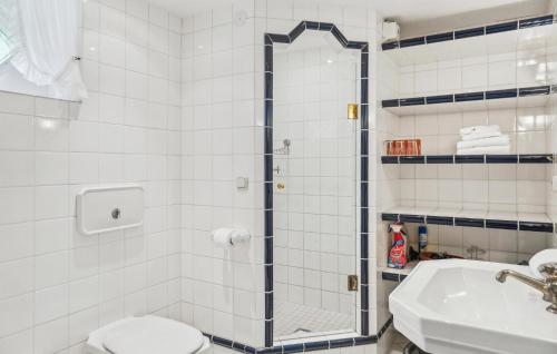 Ένα μπάνιο στο Lovely Apartment In Dagebüll With Wifi