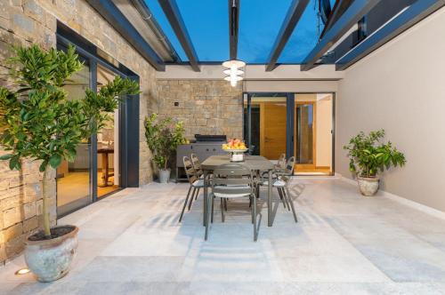 a dining room with a table and chairs at Villa Horto in Livade