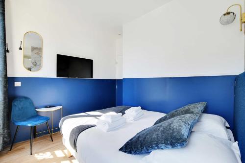 - une chambre bleue dotée d'un lit avec un mur bleu dans l'établissement Studio Cosy for 2P with A-C - Near Montmartre, à Paris