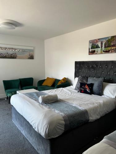 a bedroom with a large bed and a couch at WNS Southend-on-Sea in Southend-on-Sea