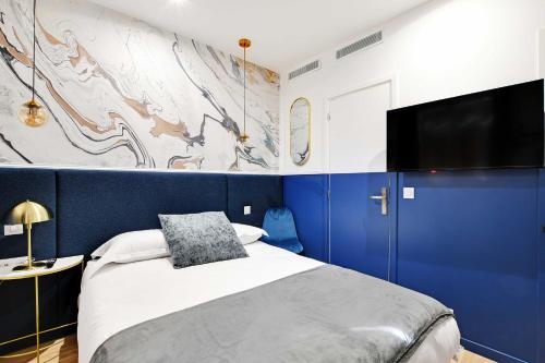 - une chambre avec un grand lit et une télévision dans l'établissement Charming Studio - 2P with AC Near Montmartre, à Paris