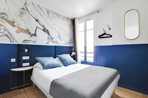 - une chambre bleue et blanche avec un grand lit dans l'établissement Modern Sutdio for 2 with A-C - Near Montmartre, à Paris