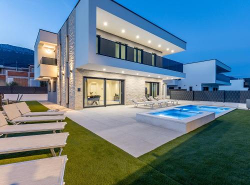 una casa moderna con piscina nel cortile sul retro di Villa Bonce a Kaštela (Castelli)