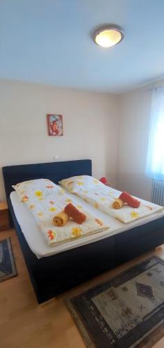 Una cama o camas en una habitación de Alb Rooms, Zimmer auf der Schwäbischen Alb