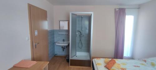 Un baño de Alb Rooms, Zimmer auf der Schwäbischen Alb