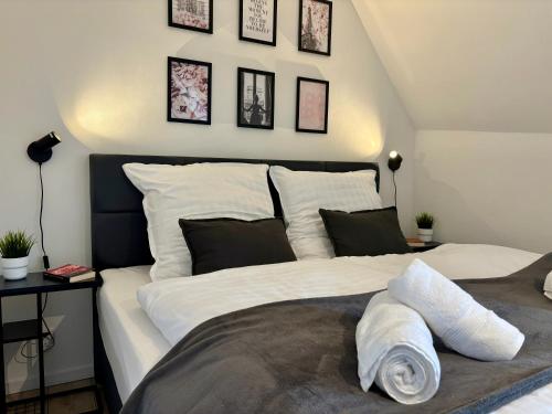 Postel nebo postele na pokoji v ubytování AR Apartments I Art Apartment I 4 Pers I Zentrum