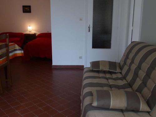 un salon avec un canapé et un lit dans l'établissement Studio avec Loggia, Terrasse & Parking Privé en Centre-Ville, Proche Plage - FR-1-328-99, à La Grande Motte