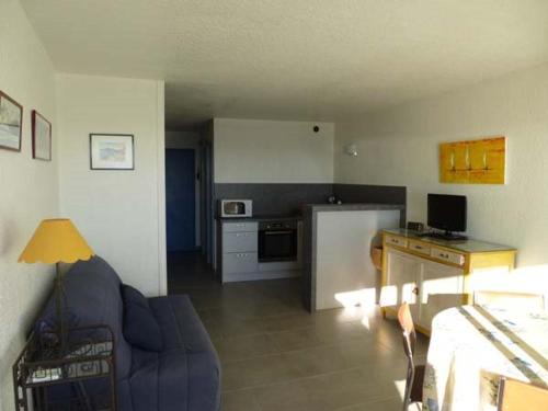 un salon avec un canapé et une cuisine dans l'établissement Studio Cabine Rénové - Proche Plage et Commerces - FR-1-328-198, à La Grande Motte