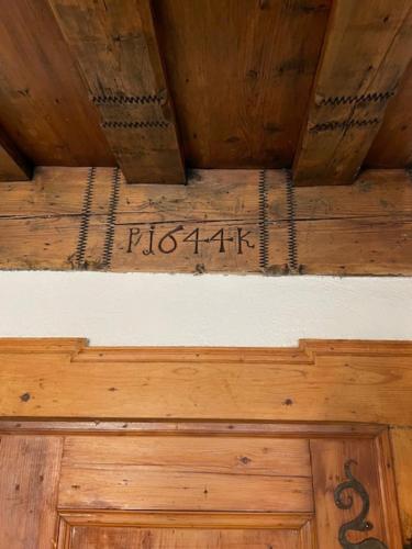 a sign on the top of a wooden door at Ferienwohnungen Taverne in Langau