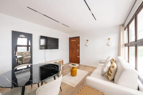 un salon avec un canapé blanc et une table dans l'établissement 6 pers #2 Chambres #2 SDB #Père Lachaise #Paris 20, à Paris