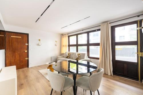 un salon avec une table en verre et des chaises dans l'établissement 6 pers #2 Chambres #2 SDB #Père Lachaise #Paris 20, à Paris