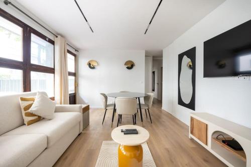 un salon avec un canapé et une table dans l'établissement 6 pers #2 Chambres #2 SDB #Père Lachaise #Paris 20, à Paris