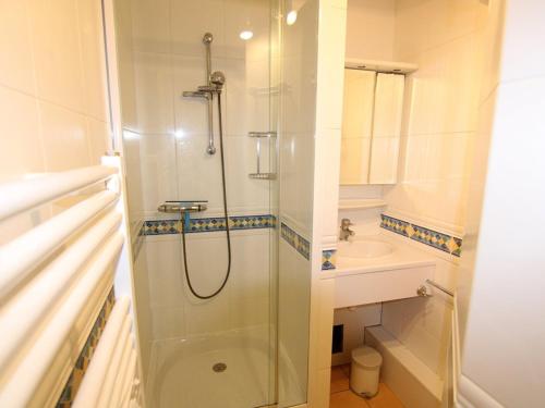 une salle de bain avec douche et lavabo dans l'établissement Appartement cosy aux Saisies, 2 pièces alcôve, proche des pistes - 6 pers. - FR-1-594-199, à Hauteluce