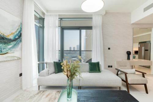 Marina Vista 2 - Modern and Stunning Beachfront Unit - Full Sea Views