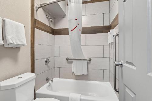 Ένα μπάνιο στο Red Roof Inn Wilmington NC