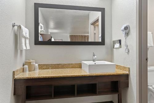 Ένα μπάνιο στο Red Roof Inn Wilmington NC