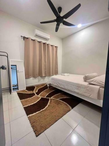Postel nebo postele na pokoji v ubytování Homestay Taman Banjar Indah, Teluk Intan