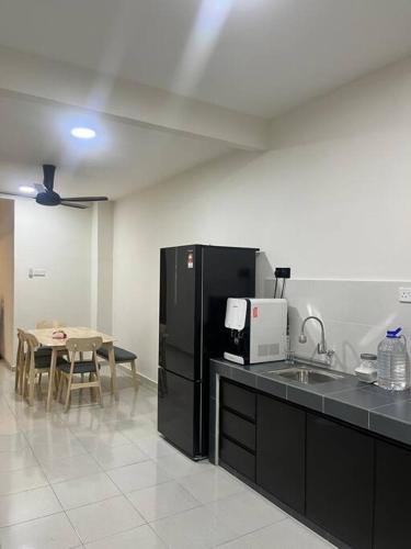 Kuchyň nebo kuchyňský kout v ubytování Homestay Taman Banjar Indah, Teluk Intan