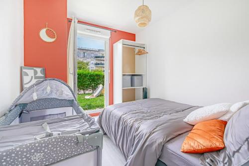 une chambre avec un lit et une chaise dedans dans l'établissement Sweet cocon à Disney, à Montévrain