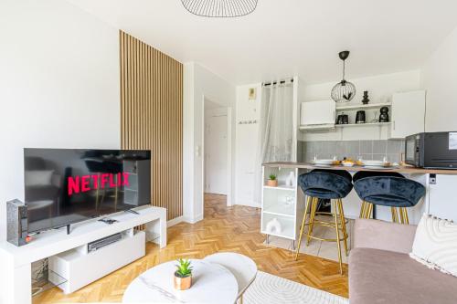 un salon avec une télévision et une cuisine dans l'établissement Sweet cocon à Disney, à Montévrain