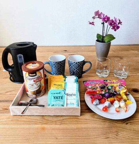 une table avec une assiette de nourriture et de boissons dans l'établissement Chambre tout confort et sympa ! Et nuit calme surtout ! à pied , 5min de la gare ! de la cathédrale ! et des bords de Loire ! localisation top ! MAIS merci de BIEN lire ma présentation personelle, car le site impose la sienne, lire jusqu'à section profil, à Nevers
