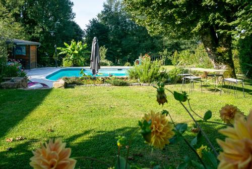 Bazén v ubytování Gîte Les Dalias nebo v jeho okolí