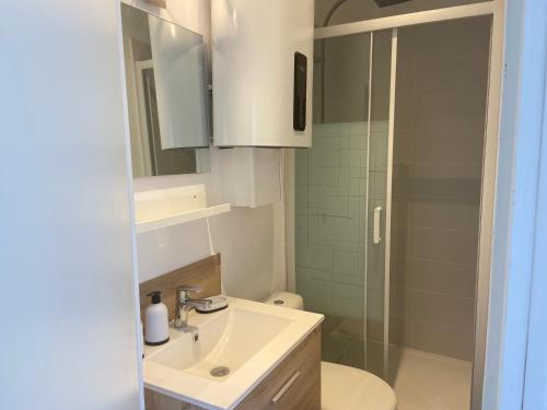 Studio terrasse avec piscine