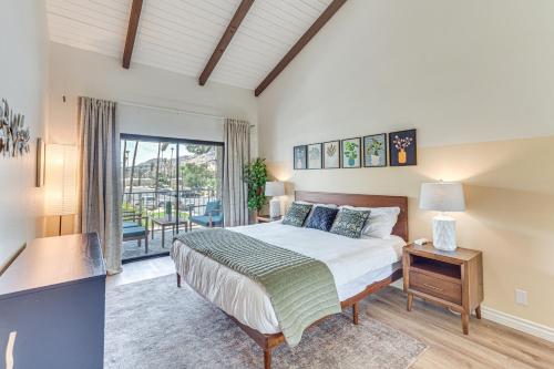 En eller flere senge i et værelse på Resort-Style Pools Vibrant Condo in Palm Springs