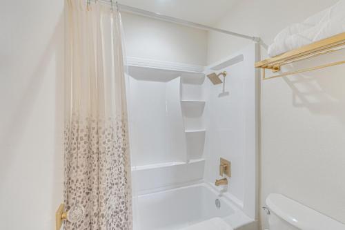 Et badeværelse på Resort-Style Pools Vibrant Condo in Palm Springs