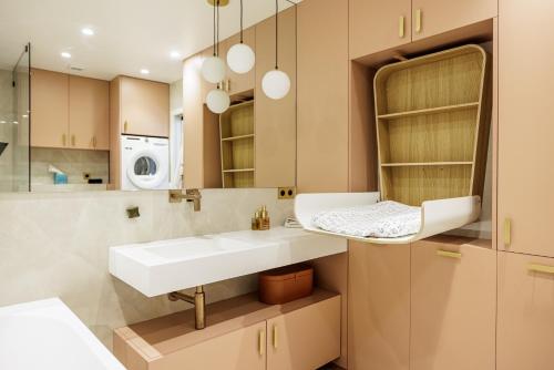 La salle de bains est pourvue d'un lavabo et d'un four micro-ondes. dans l'établissement Loft Chic & Cosy, Paris 9, Anvers - Montmartre, à Paris